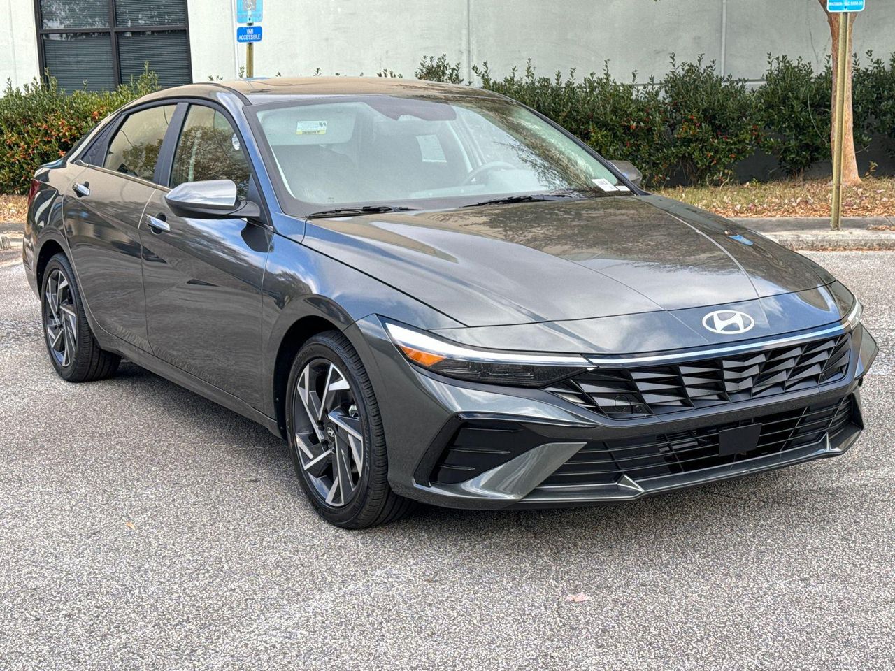 2025 Hyundai Elantra SEL Convenience photo 3