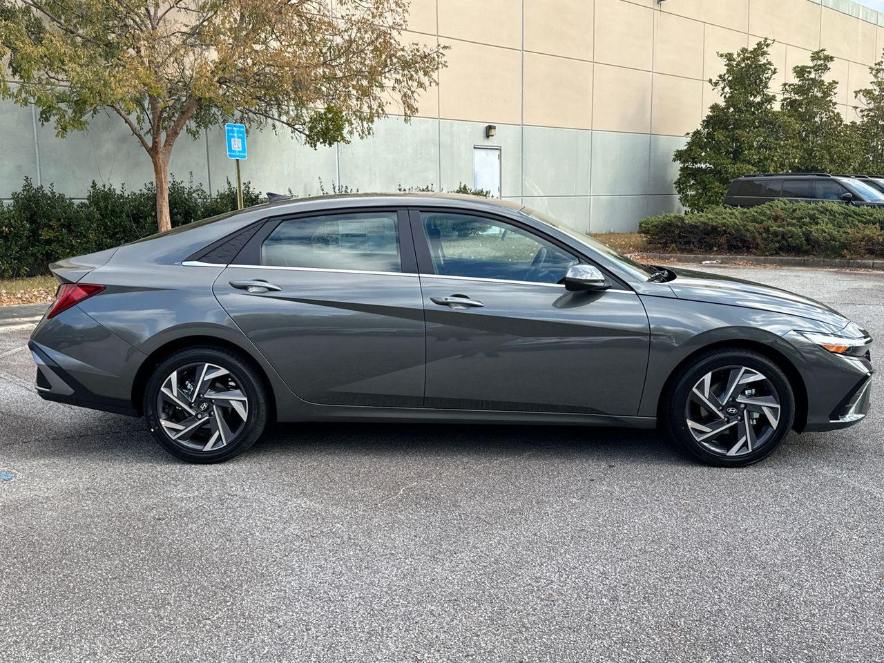 2025 Hyundai Elantra SEL Convenience photo 4