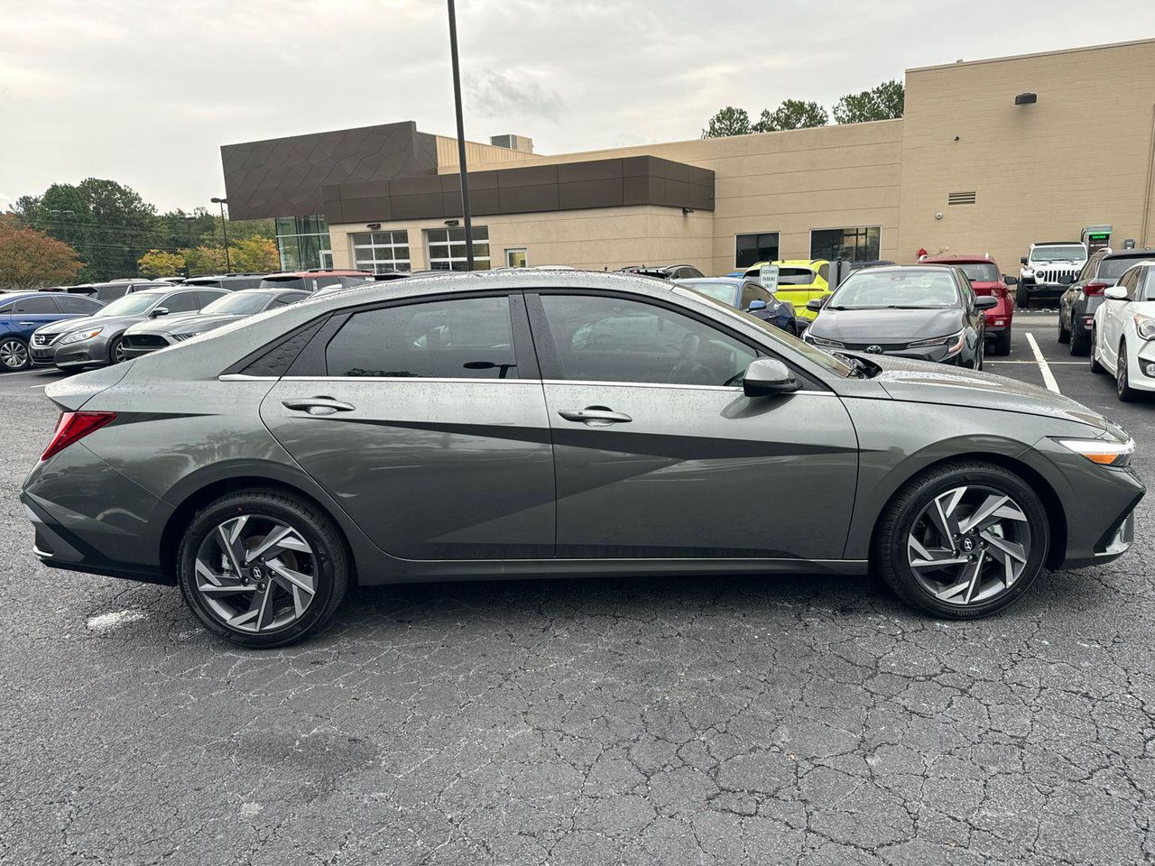 2025 Hyundai Elantra SEL Convenience photo 4