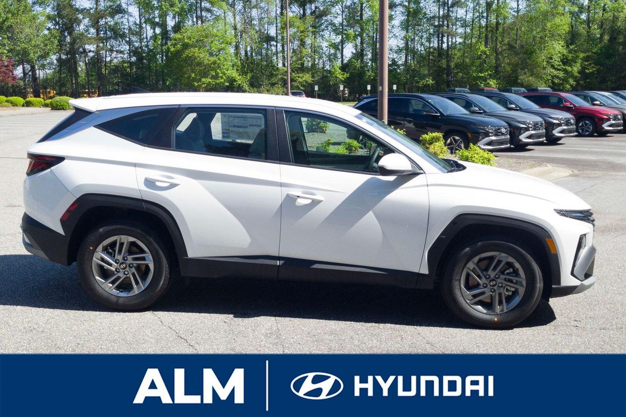 2025 Hyundai Tucson SE photo 3