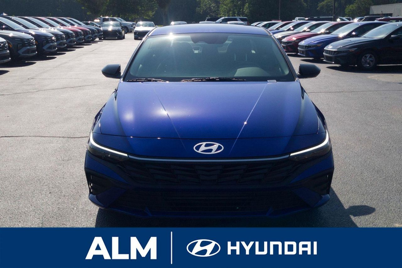 2025 Hyundai Elantra SEL Sport photo 2