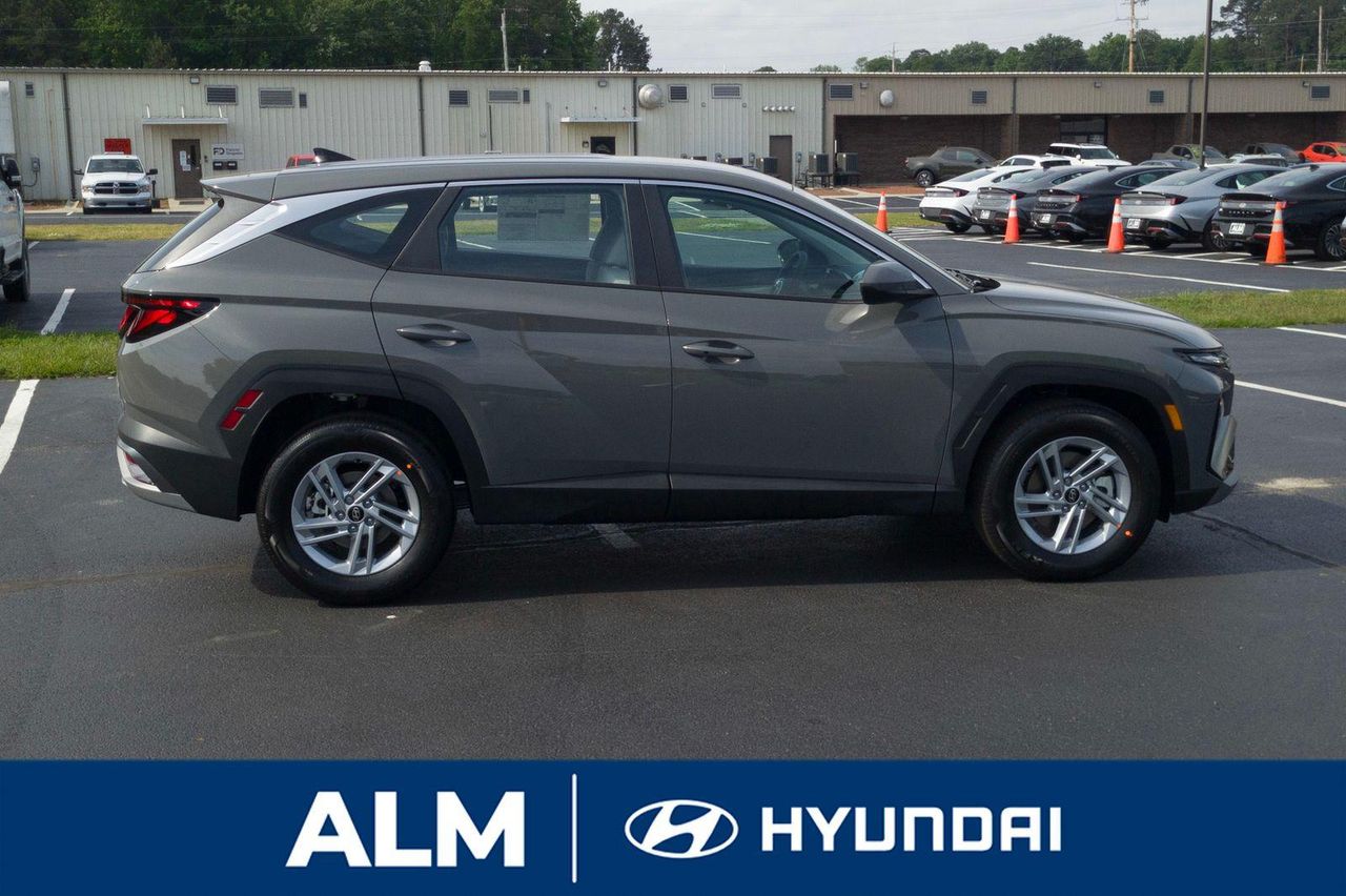2025 Hyundai Tucson SE photo 2