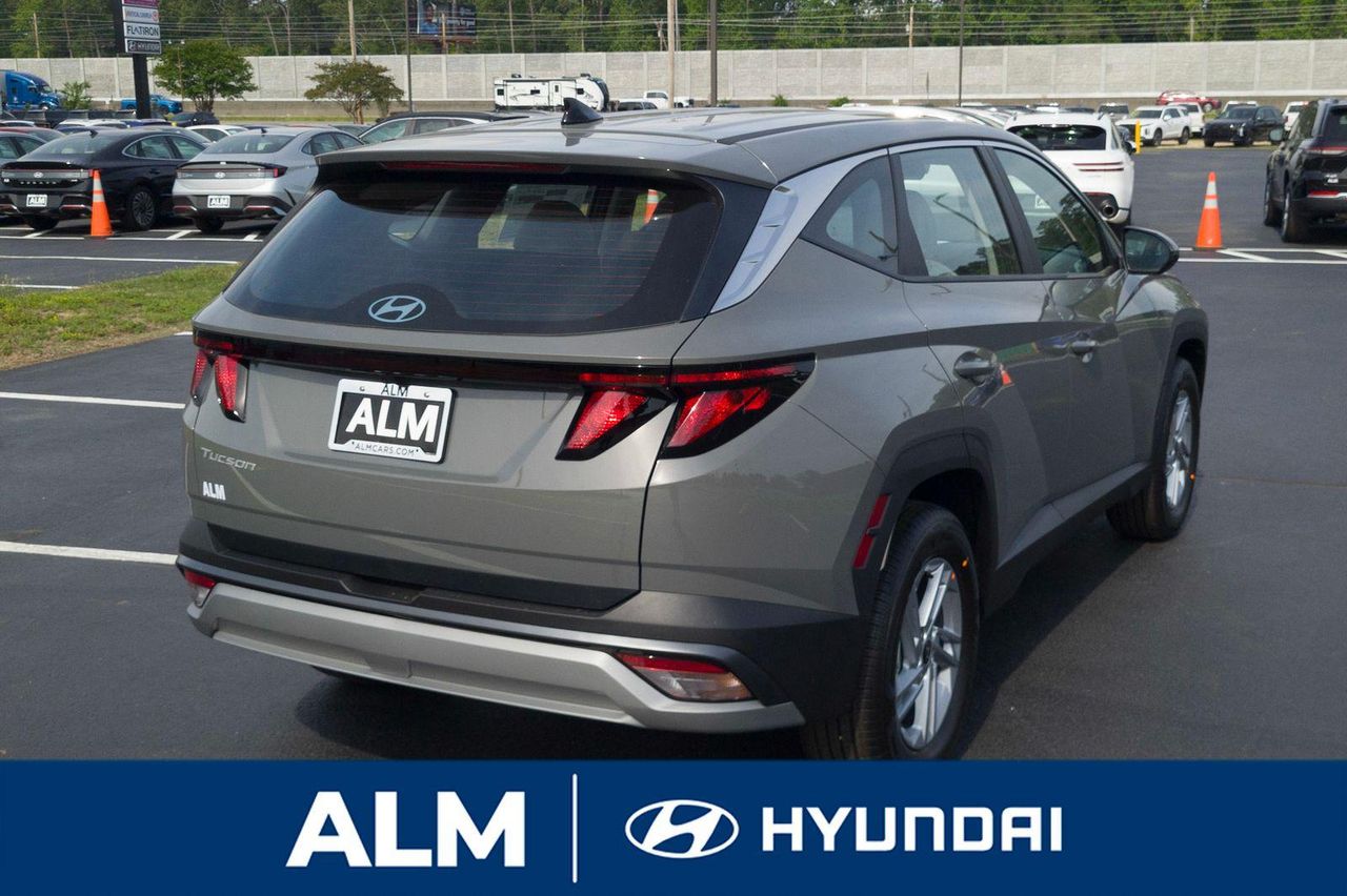 2025 Hyundai Tucson SE photo 3