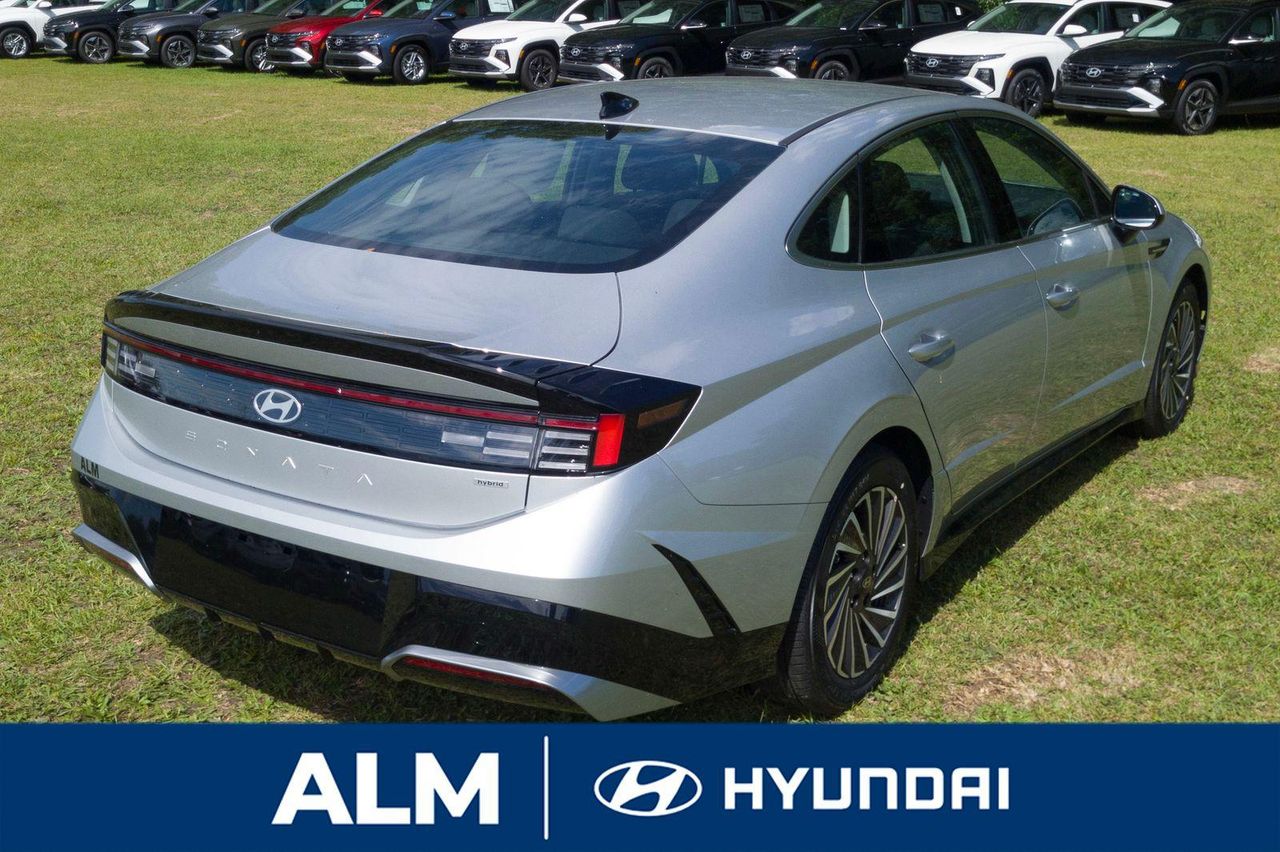2025 Hyundai Sonata Hybrid SEL photo 2