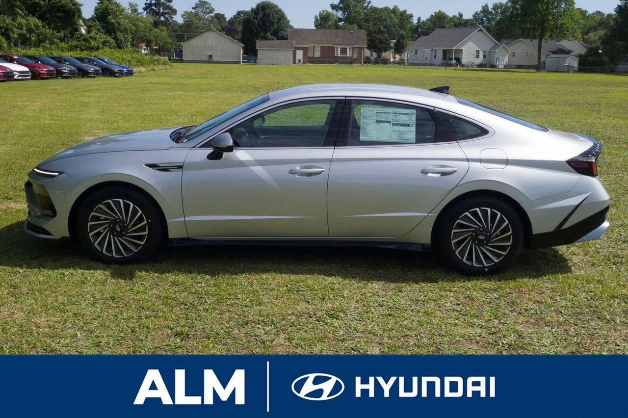 2025 Hyundai Sonata Hybrid SEL photo 3