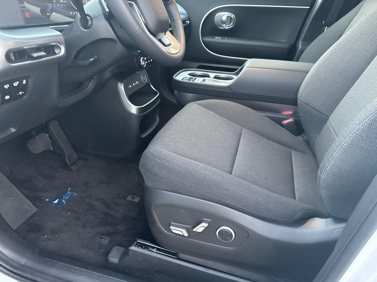 New 2026 Snow White Pearl HYUNDAI SE image 10