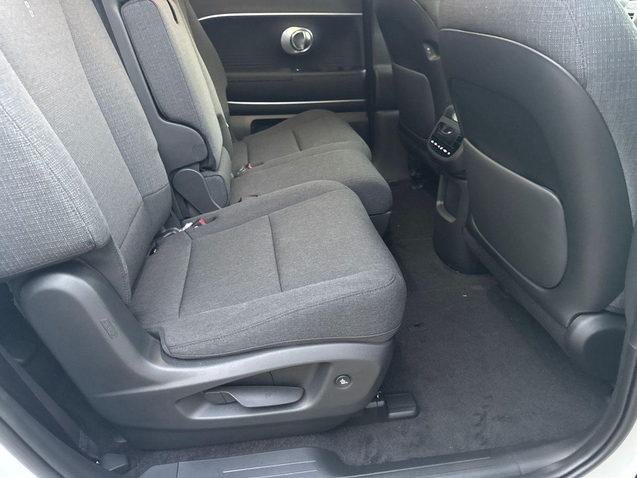New 2026 Snow White Pearl HYUNDAI SE image 16