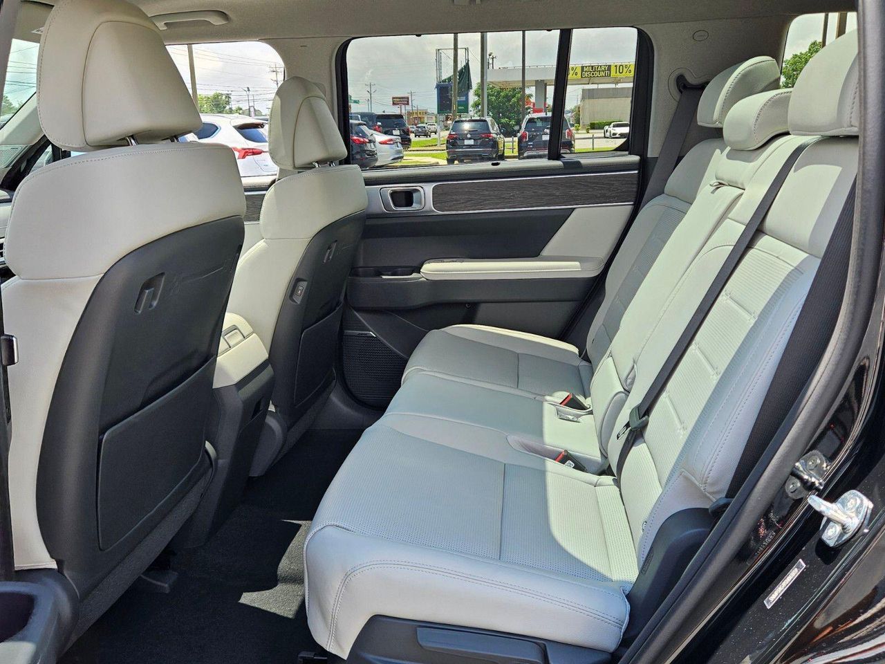 2025 Hyundai Santa Fe Limited - Photo 6