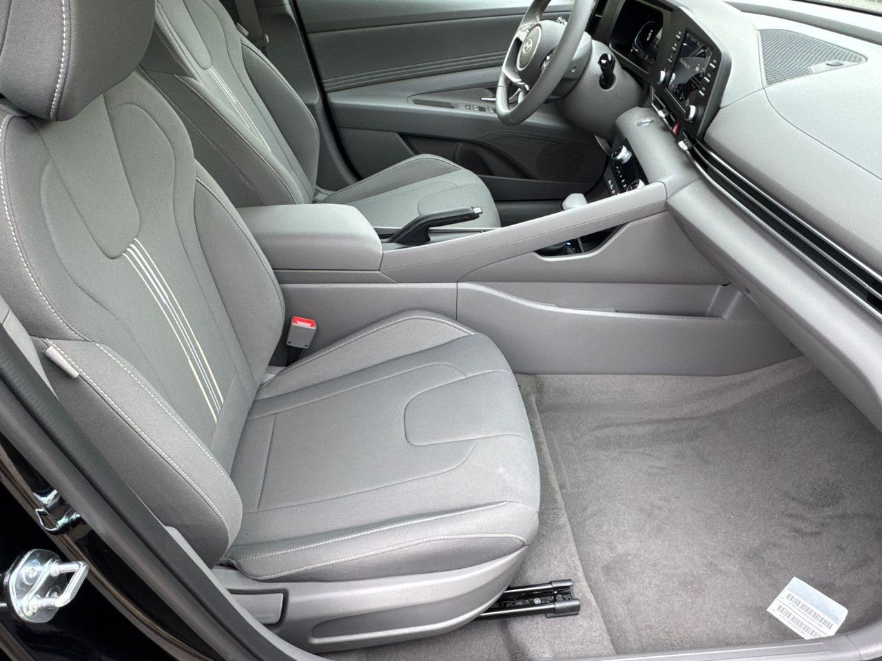2025 Hyundai Elantra SEL Sport photo 10