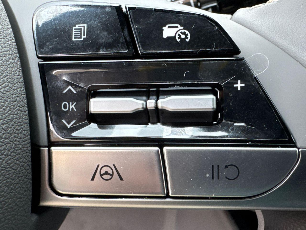 2025 Hyundai Elantra SEL Sport photo 22