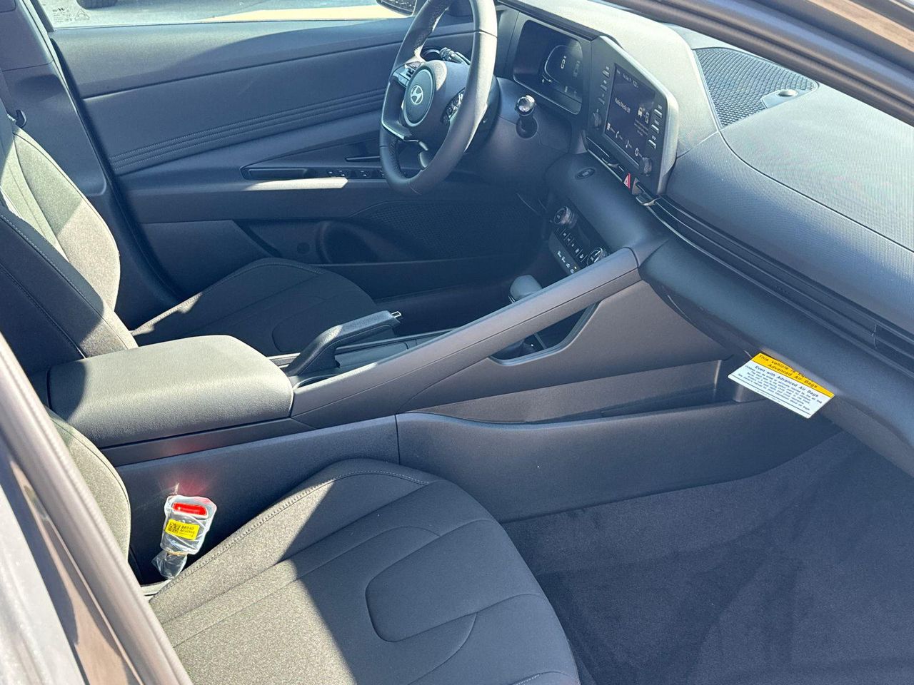 2025 Hyundai Elantra SEL Sport photo 13