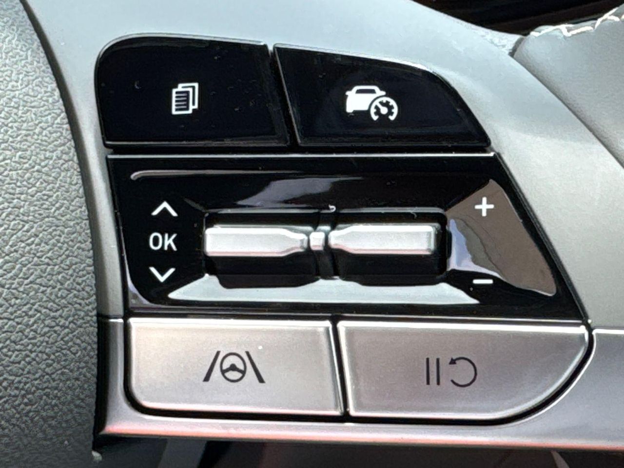 2025 Hyundai Elantra SEL Sport photo 25