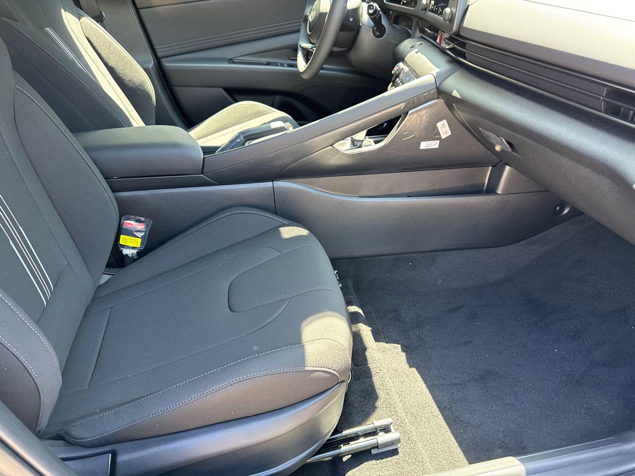 2025 Hyundai Elantra SEL Sport photo 13