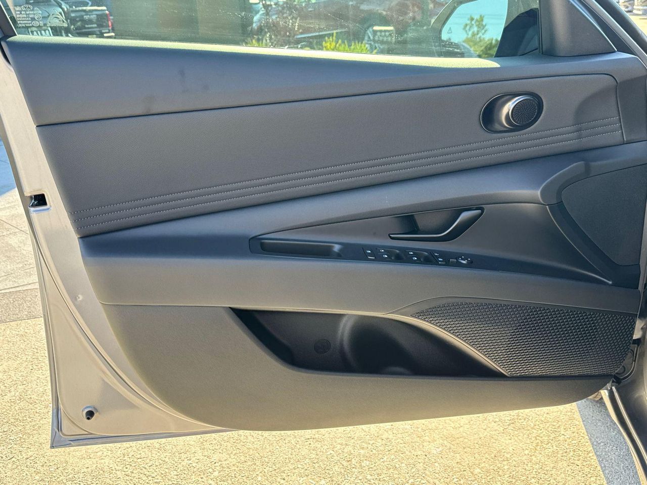 2025 Hyundai Elantra SEL Sport photo 10