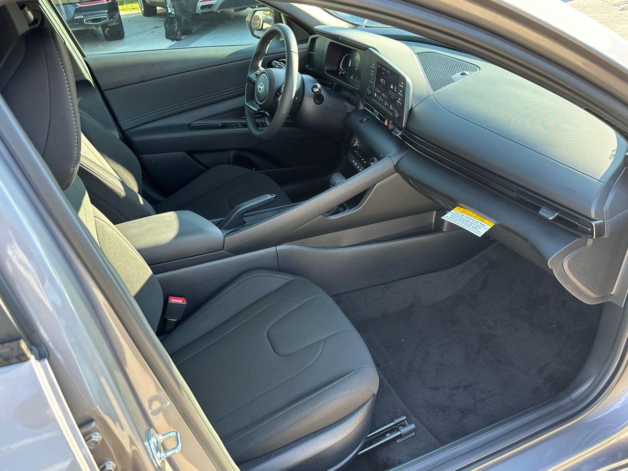 2025 Hyundai Elantra SEL Sport photo 13