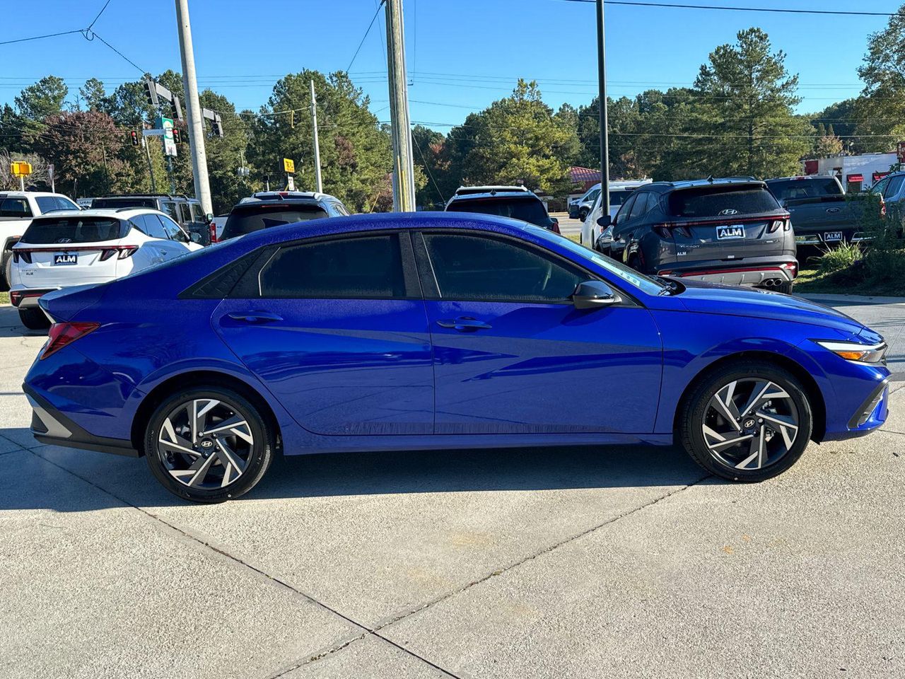 2025 Hyundai Elantra SEL Sport photo 3