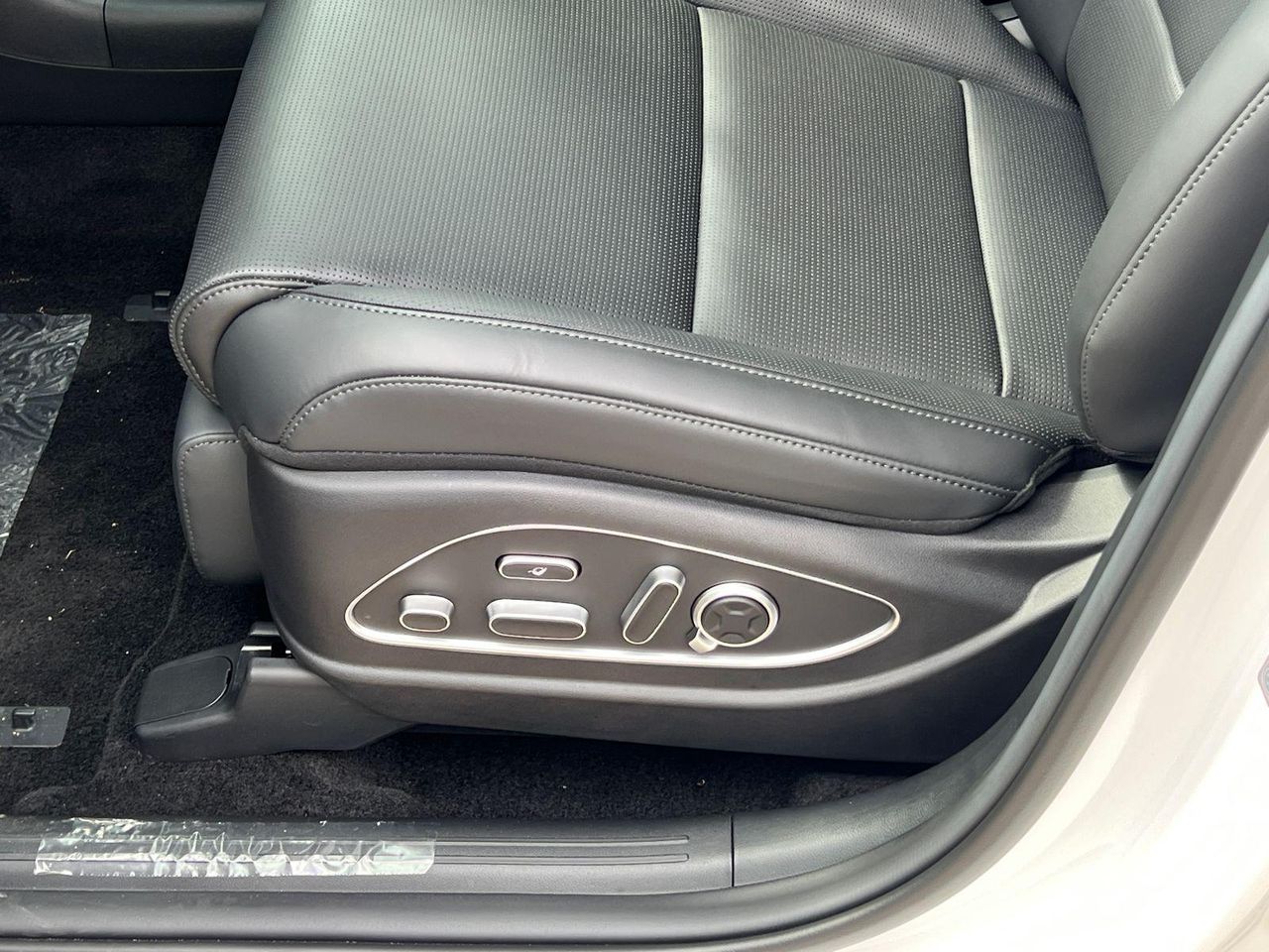 New 2026 White HYUNDAI Calligraphy FWD image 11