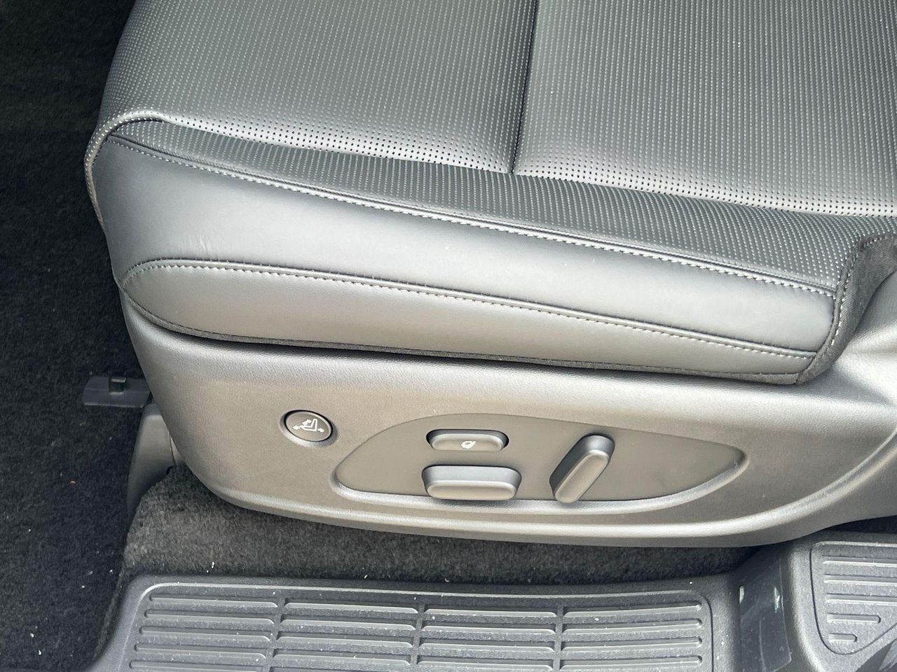 New 2026 White HYUNDAI Calligraphy FWD image 17