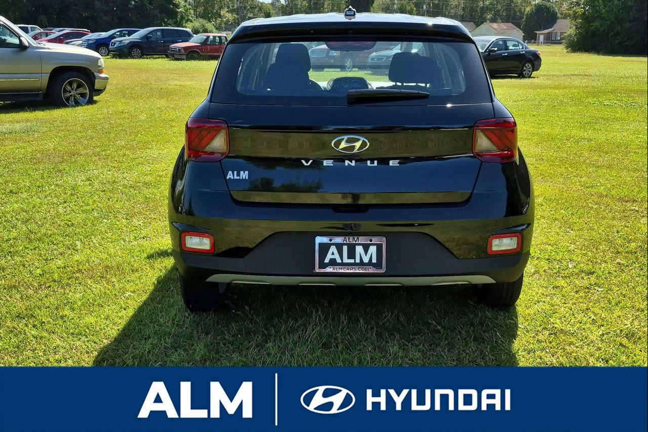 2026 Hyundai Venue SE photo 3