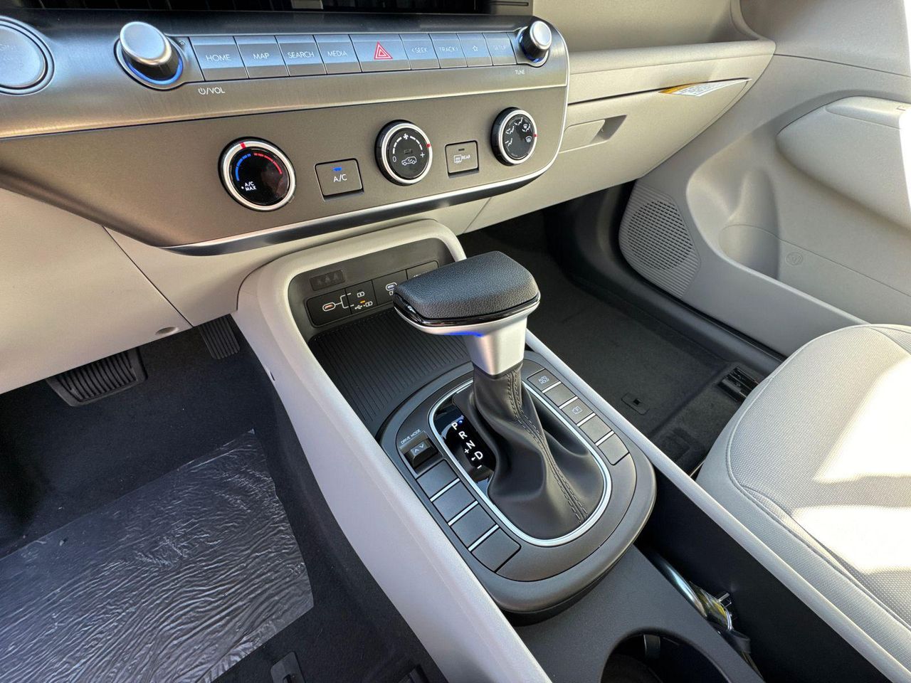 New 2026 Cyber Gray Metallic HYUNDAI SE FWD image 32