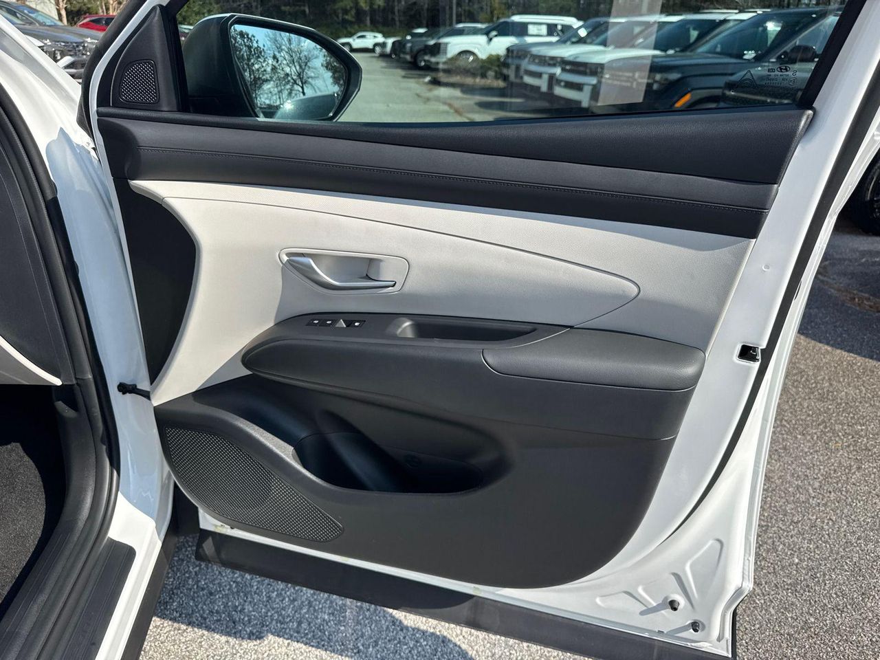 New 2026 White Pearl HYUNDAI SEL FWD image 15