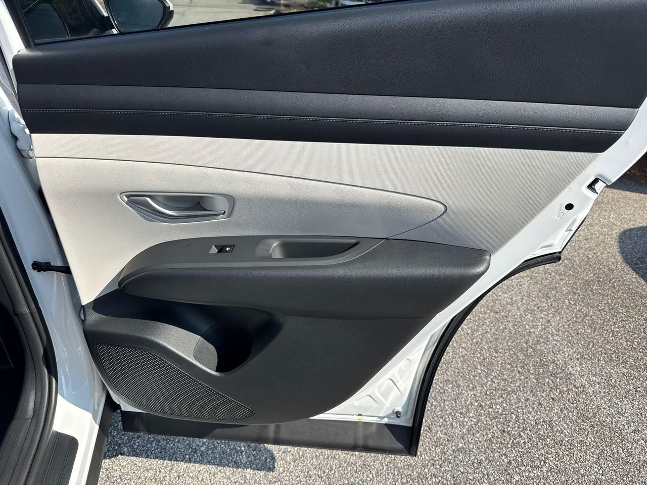 New 2026 White Pearl HYUNDAI SEL FWD image 17