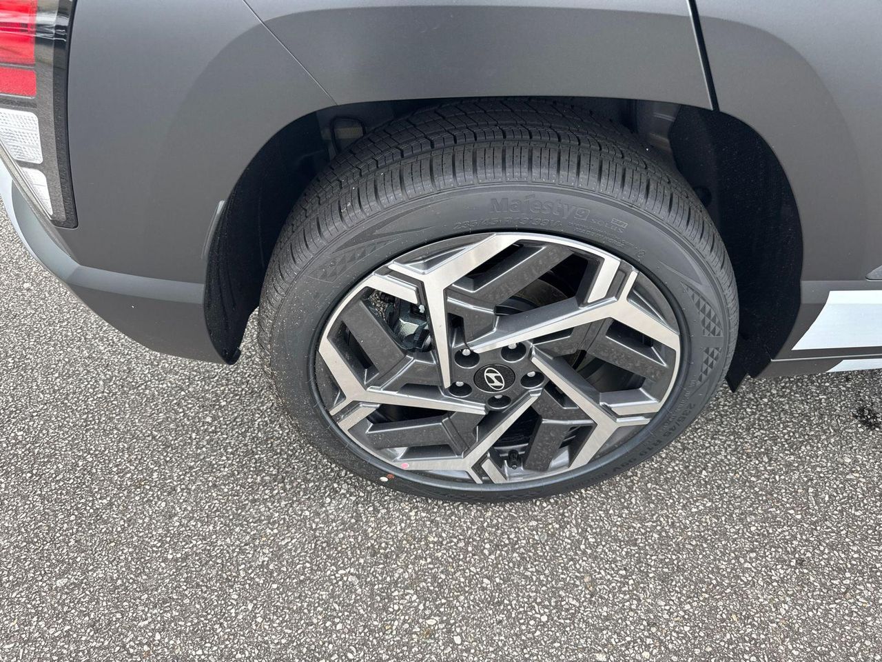 New 2026 Gray HYUNDAI SEL Premium FWD image 18