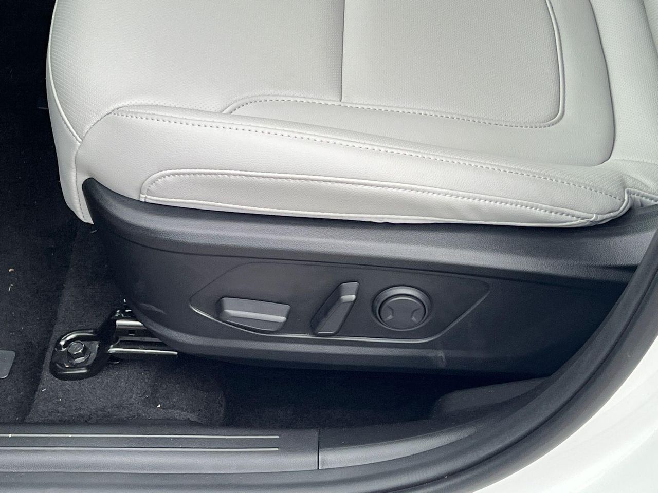 New 2026 White Hyundai SEL AWD image 11