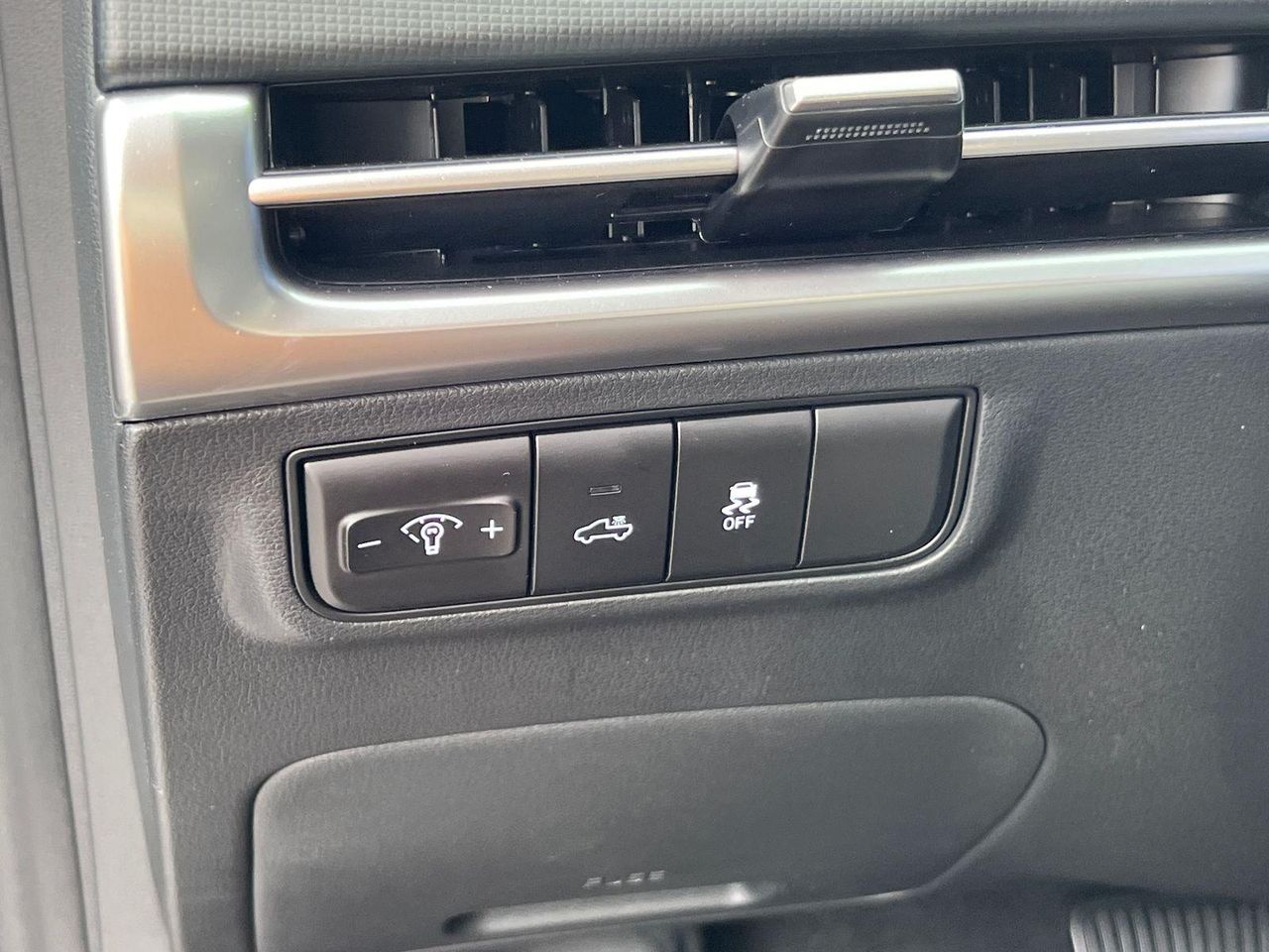 New 2026 White Hyundai SEL AWD image 23