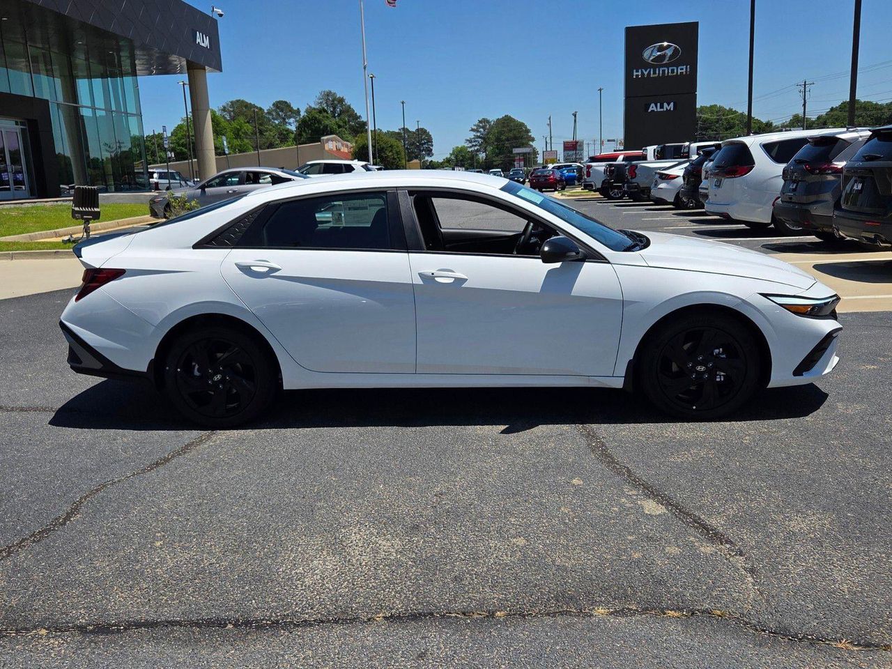New 2026 White Pearl HYUNDAI SEL Sport image 13
