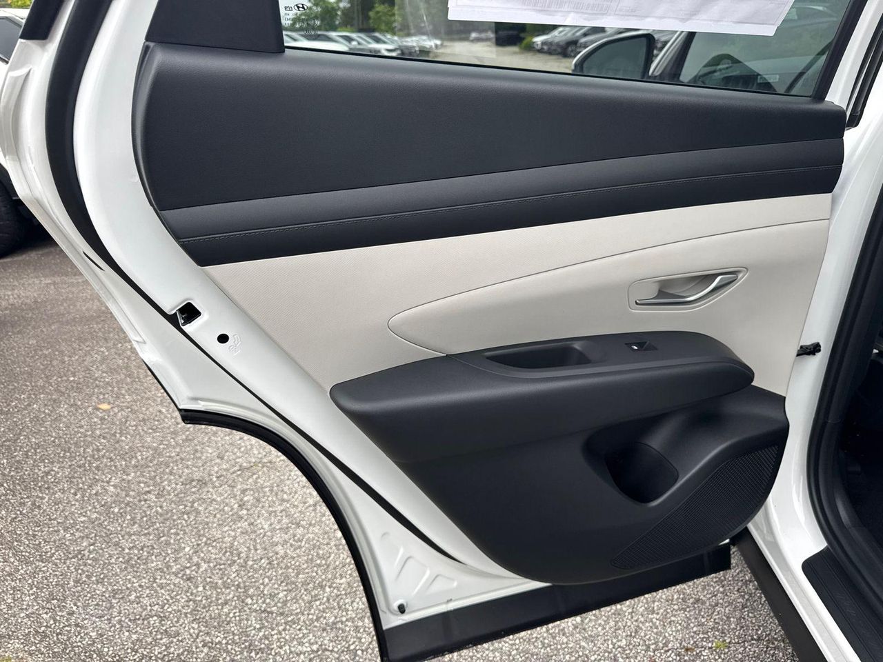New 2026 White Hyundai SEL FWD image 23