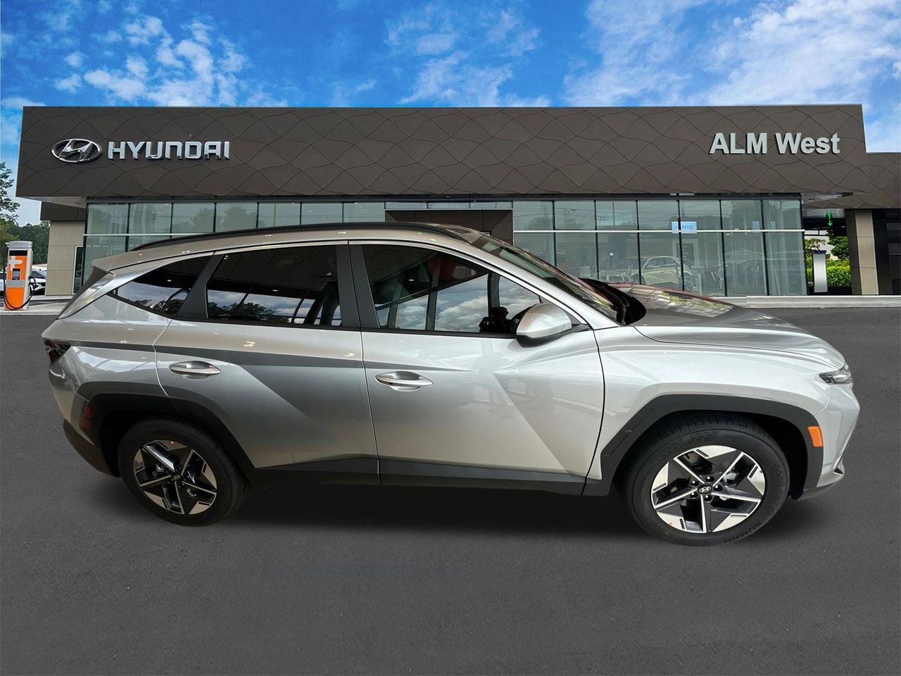 New 2026 Shimmering Silver HYUNDAI SEL FWD image 4