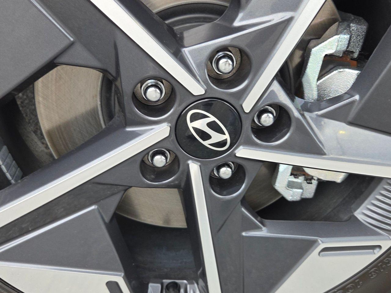 New 2026 Shimmering Silver HYUNDAI SEL AWD image 19