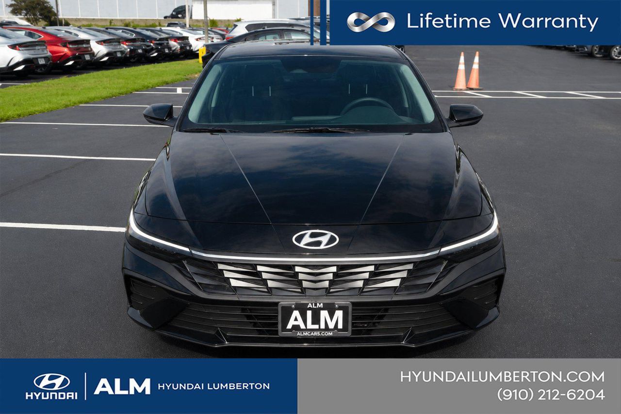 New 2026 Abyss Black Hyundai SE image 3