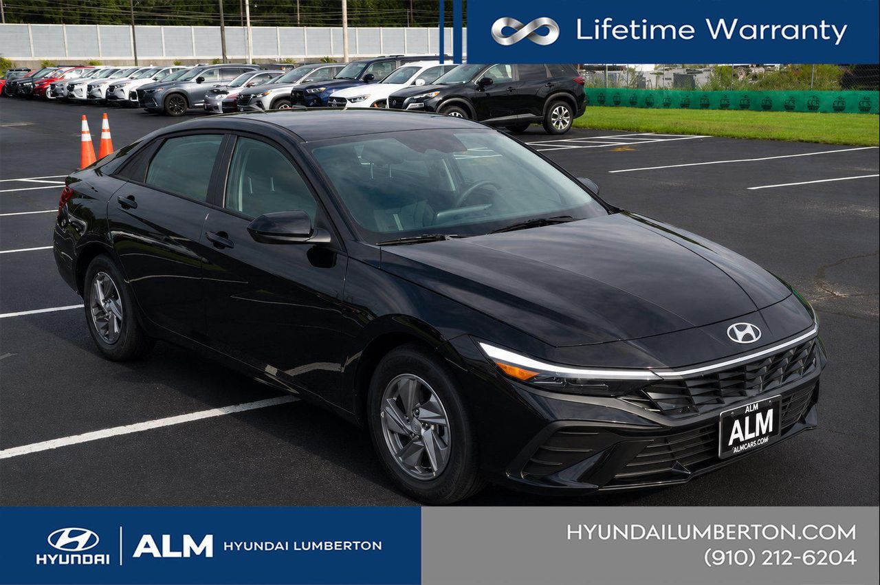 New 2026 Abyss Black Hyundai SE image 4