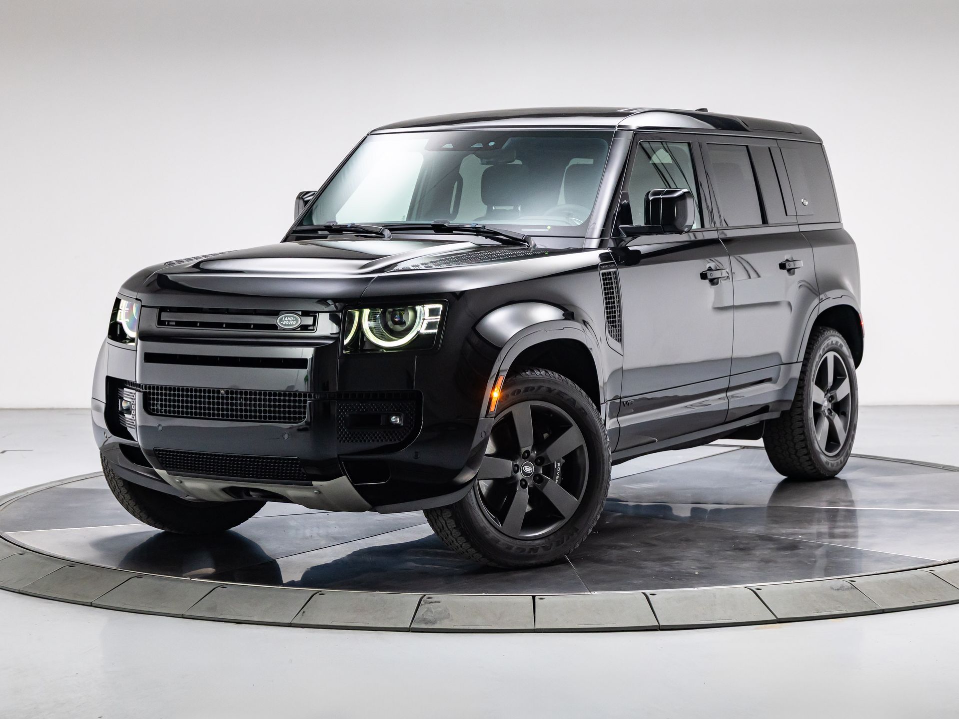  2023 Land Rover Defender 110 V8 AWD   