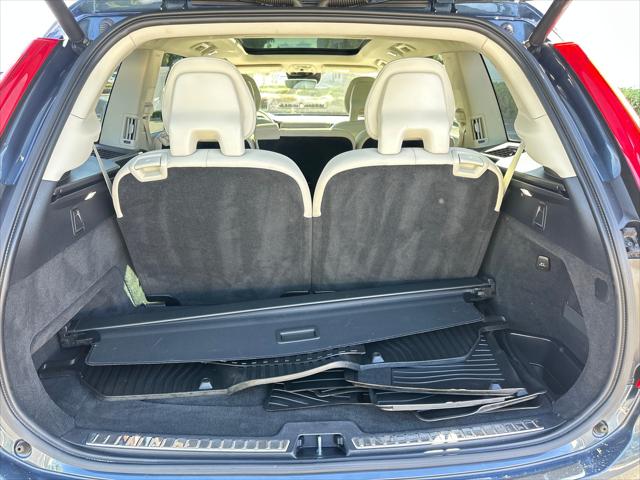 2022 Volvo XC90 T6 Momentum 7 Passenger