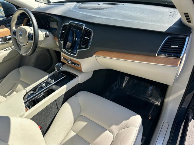 2022 Volvo XC90 T6 Momentum 7 Passenger