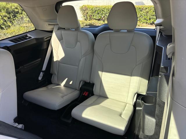 2022 Volvo XC90 T6 Momentum 7 Passenger