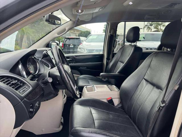 2016 Chrysler Town & Country Touring
