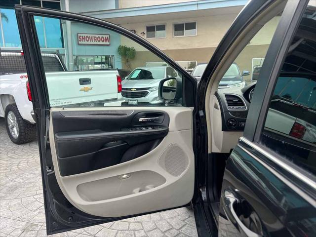2016 Chrysler Town & Country Touring