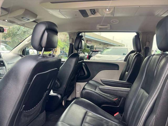 2016 Chrysler Town & Country Touring