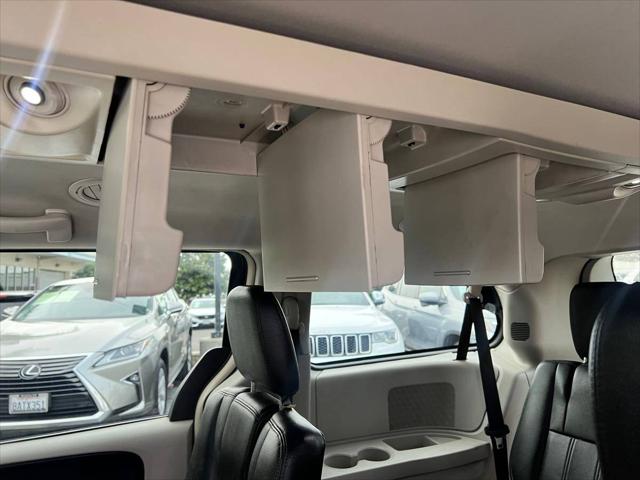 2016 Chrysler Town & Country Touring