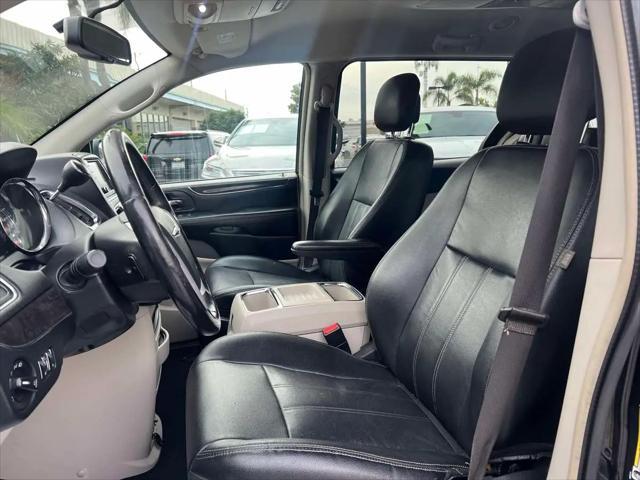 2016 Chrysler Town & Country Touring