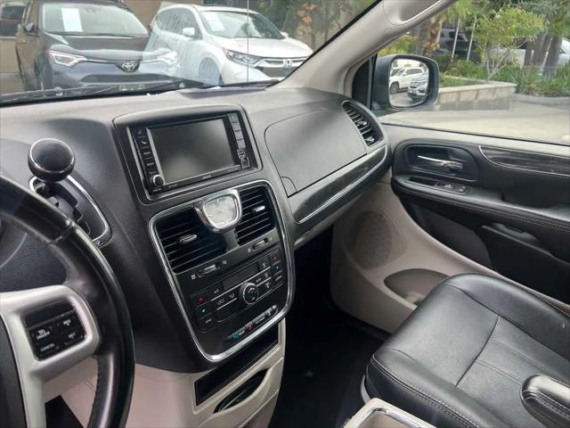 2016 Chrysler Town & Country Touring
