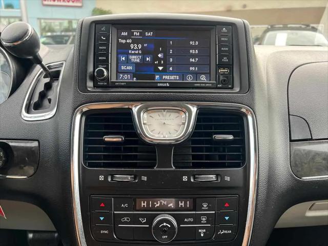 2016 Chrysler Town & Country Touring