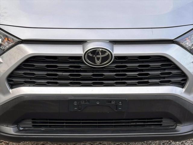 2020 Toyota RAV4 LE [8]