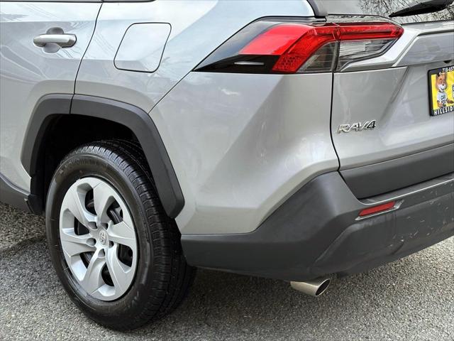 2020 Toyota RAV4 LE [10]