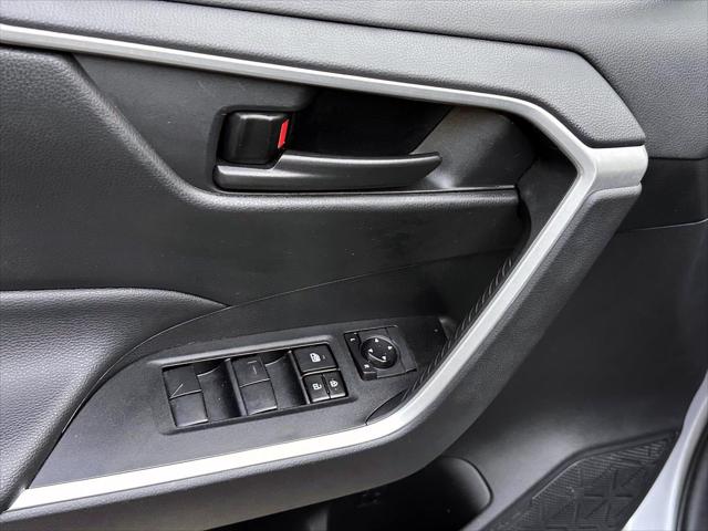 2020 Toyota RAV4 LE [12]