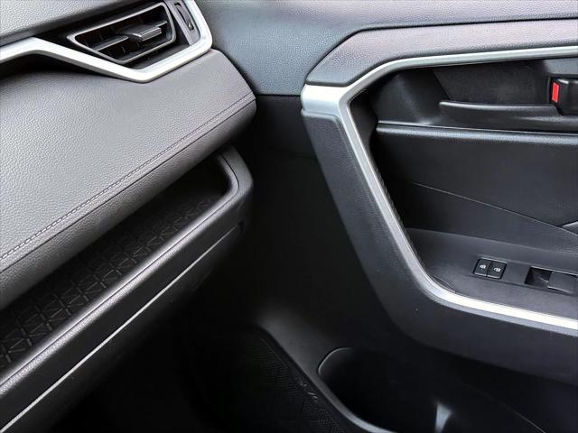 2020 Toyota RAV4 LE [24]